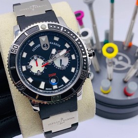 UN Black Dial Silcer Case on Black Rubber Strap