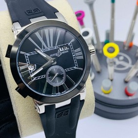 UN Classic Rome Black Dial on Black Rubber Strap
